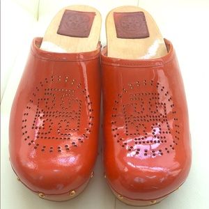 ToryBurch orange patent clogs 8